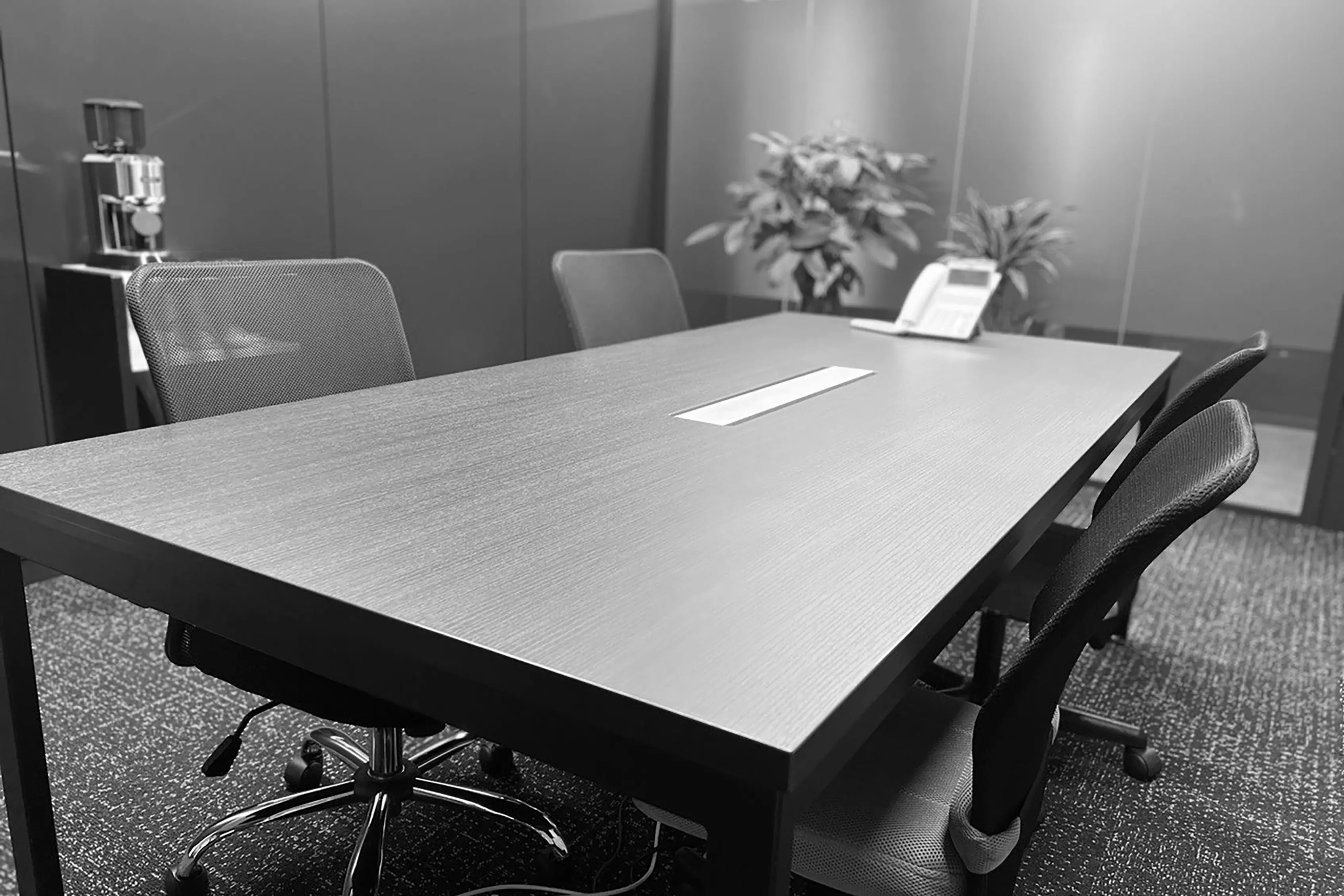 株式会社REgoのオフィス内の会議室の写真